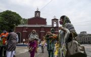 Pakistaanse christenen verlaten een kerk in de stad Lahore na het bijwonen van de zondagse dienst. beeld AFP, Arif Ali