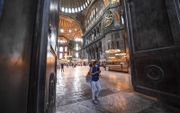 Een vrouw bracht vrijdag een bezoek aan de Hagia Sophia in Istanbul. De Turkse president Erdogan ondertekende vrijdag een decreet waardoor de voormalige kerk –nu een museum– een moskee wordt. beeld AFP, Ozan Kose