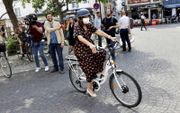 De burgemeester van Parijs, Anne Hidalgo, op de fiets, daags voor de tweede ronde van de Franse lokale verkiezingen van 28 juni. beeld AFP, Thomas Coex