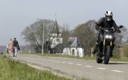 Bezitters van een motorfiets, waarvan Nederland er zo’n 800.000 telt, toeren graag over slingerende rivierdijken. Dat een deel van hen daarbij herrie maakt en roekeloos rijgedrag vertoont, wordt hun door omwonenden en medeweggebruikers niet in dank afgeno
