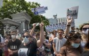 Russische demonstranten dragen borden met ”Vrijheid voor Foergal”. Eind vorige week gingen duizenden mensen de straat op. beeld AFP, Aleksandr Yanyshev