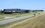 Het gecombineerde hoofdkantoor en distributiecentrum van schoenenreus Omoda in Zierikzee is een blikvanger langs de N256 richting de Zeelandbrug. beeld Sjaak Verboom