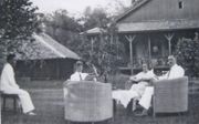 Ton Belksma’s ouders en grootvader met een bediende in Torajaland. Vader en grootvader overleden tijdens de Tweede Wereldoorlog. beeld fam. Belksma