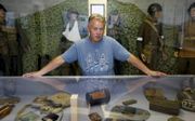 Samen met drie andere verzamelaars heeft Stoffel Geurts een tijdelijk oorlogsmuseum opgezet met origineel materiaal, gebruiksvoorwerpen en bodemvondsten. beeld VidiPhoto