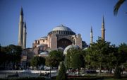 De Hagia Sophia in Istanbul is deze maand door de Turkse president Erdogan omgevormd tot moskee. Op 24 juli werd voor het eerst in 86 jaar weer een islamitisch vrijdaggebed gehouden in het gebouw, dat van 537 tot 1453 een christelijke kerk was. beeld AFP,