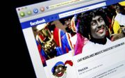 Facebook bant Zwarte Piet ook uit. Volgens media-advocaat Trojan kiest het medium daarmee voor een strengere lijn dan de rechter. beeld ANP, Koen van Weel