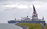 Aankomst van het megawerkschip Pioneering Spirit in de Sloehaven van Vlissingen. beeld Van Scheyen fotografie
