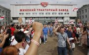 Arbeiders jouwden maandag president Loekasjenko uit bij zijn bezoek aan een fabriek: „Ga weg, ga weg.” Na afloop zijn drie van de aanwezige arbeiders opgepakt. beeld EPA, Tatiana Zenkovich