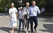De Russische oppositieleider Aleksej Navalni (r.) en zijn vrouw Yulia (l.) gaan samen met hun twee kinderen tijdens de regionale verkiezingen in 2019 stemmen. beeld AFP, Vasily Maximov