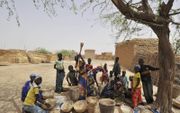 West-Afrikaanse kinderen weten waar hun voedsel vandaan komt en hoe afhankelijk ze zijn van de natuur. Foto: inwoners van Burkina Faso bereiden hun maaltijd. beeld AFP, Issouf Sanogo