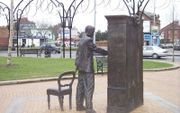 Bronzen beeld van C. S. Lewis in Belfast, waar de Britse schrijver in 1898 werd geboren. beeld RD