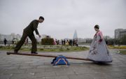 AFP-fotograaf Ed Jones probeert met zijn werk het stereotype beeld van Noord-Korea te doorbreken. Foto: bruidspaar voor een photoshoot in Pyonyang, april 2019. Echt vrij werken is voor buitenlandse journalisten in het land echter praktisch onmogelijk.  be