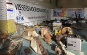 Een selectie van afval dat Helderse en Texelse vissers de afgelopen drie weken in hun netten aantroffen, waaronder een kopieerapparaat, een koffer en een hoop blikken, plastic en hout van vergane schepen. beeld Dirk Kraak