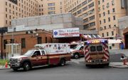 Ambulances arriveren bij een ziekenhuis uin New York beeld AFP, Eduardo Munoz