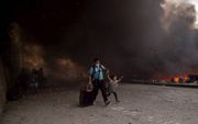 Mensen ontvluchten het brandende vluchtelingenkamp Moria op Lesbos. Meer dan 12.000 mannen, vrouwen en kinderen renden in paniek uit containers en tenten naar aangrenzende olijfboomgaarden en velden terwijl vlammen het overvolle, smerige kamp grotendeels 