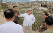 De Noord-Koreaanse leider Kim Jong-un (m.) bezocht vorige week de door een tyfoon getroffen provincie South Hamgyong. beeld AFP