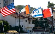 De vlaggen van de Verenigde Staten, Verenigde Arabische Emiraten, Israël en Bahrein wapperen symbolisch naast elkaar in de Israëlische kustplaats Netanya. beeld AFP, Jack Guez