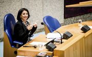 Kamervoorzitter Khadija Arib opent begin september met gebaren het debat over de erkenning van de Nederlandse Gebarentaal. beeld ANP, Bart Maat