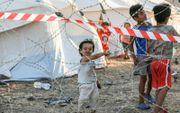 Kinderen in het quarantainegebied van het nieuwe tentenkamp op Lesbos.  beeld AFP, Manolis Lagoutaris