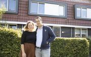 Johan Petersen en zijn verloofde Carina Bossenbroek bij hun onlangs gekochte woning in Harderwijk. Begin januari krijgen ze de sleutels. beeld RD, Anton Dommerholt
