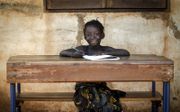 Een meisje in Mali krijgt onderwijs. In het Afrikaanse land kan slechts een krappe helft van de jongeren lezen en schrijven. beeld iStock