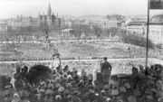 Hitler houdt op 15 maart 1938 in Wenen op de Heldenplatz vanaf het balkon van de Hofburg. Duitsland heeft Oostenrijk twee dagen eerder geannexeerd door middel van de Anschluss. beeld Wikipedia