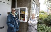 Bij de Adventskerk in Rozenburg is een voedselkast aan de muur geschroefd. Betty Haveman (rechts): ​„Sommige mensen hebben thuis niet veel te makken.” beeld RD, Anton Dommerholt