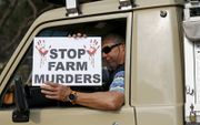 Protest tegen ‘plaasmoord’. beeld AFP, Phill Magakoe