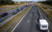 Toen Nederland in maart praktisch op slot ging, waren files op de snelwegen een zeldzaamheid. Inmiddels merken weggebruikers dat het verkeer weer is toegenomen.  beeld ANP, Rob Engelaar