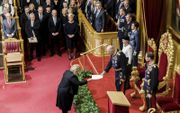 De Noorse premier Erna Solberg overhandigde koning Harald V in 2018 de troonrede tijdens de opening van het parlementair jaar. Dit jaar moest de vorst verstek laten gaan. beeld EPA, Berit Roald