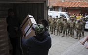 Onder het toeziend oog van de militaire politie laden medewerkers van het Boliviaanse kiesgerechtshof een vrachtwagen met verkiezingsmateriaal uit in La Paz, de administratieve hoofdstad van Bolivia. Het Zuid-Amerikaanse land kiest zondag een nieuwe presi