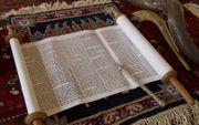 „Moeten wij zo nodig, aan de voeten van rabbijnen, kennisnemen van de zeventig manieren om de Thora uit te leggen?” beeld RD, Anton Dommerholt