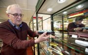 De 77-jarige Hans Scheffer sluit eind dit jaar zijn winkel voor modelspoortechniek in Geldermalsen. beeld VidiPhoto