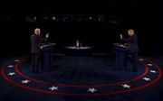 President Donald Trump (r.), donderdagavond in debat met zijn Democratische rivaal Joe Biden (l.). beeld EPA, Jim Bourg