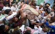Woedende demonstranten in India schreeuwen, terwijl ze een poster van Emmanuel Macron vasthouden. Ze zijn woedend op de Franse president omdat hij het opneemt voor het publiceren van Mohammedcartoons. Ook in eigen land jaagt Macron daarmee veel moslims te