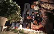 Kaarsen voor de basiliek van Nice, donderdagavond. beeld AFP, Valery Hache