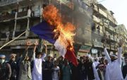 Franse vlag wordt verbrand in Pakistan. beeld AFP, Asif Hassan