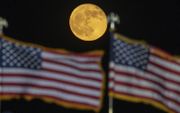 Een verkiezingsbijeenkomst van president Donald Trump in Georgia werd door een volle maan opgeluisterd. beeld EPA, Branden Camp