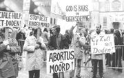 Het prolifegeluid op het Binnenhof in 1974 met op de achtergrond een protestactie van de Dolle Mina’s. beeld ANP, Dick Coersen