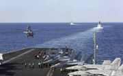 Het Amerikaanse vliegdekschip USS Abraham Lincoln passeert de Straat van Hormuz, in de buurt van de Iraanse kust. President Donald Trump zou vorige week hebben overwogen nucleaire installaties van Iran aan te vallen. beeld AFP, US Navy, Stephanie Contrera