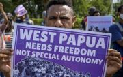 De moord op Papoeapredikant Yeremia Zanambani staat in het teken van de spanningen tussen veiligheidstroepen en separatistische groeperingen. Foto: studenten demonstreren in Jakarta voor een onafhankelijk Papoea. beeld AFP, Bay Ismoyo