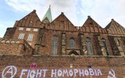 De Sint-Martinikerk in Bremen werd vorige maand beklad. De kerk waar ds. Latzel voorgaat, was al meermalen doelwit van activisten. beeld EPD, Dieter Sell