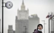 Een voetganger draagt ​​een gezichtsmasker terwijl ze door het centrum van Moskou loopt. Prijsstijgingen zijn bij minstens 61 procent van de Russische bevolking de grootste bron van zorgen. beeld AFP, Alexander Nemenov