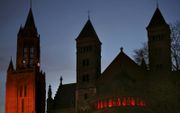 Ruim negentig Nederlandse kerken vroegen woensdag aandacht voor christenvervolging wereldwijd. De deelnemende kerken lieten hun kerkgebouwen daarbij rood oplichten. In Maastricht stonden de Sint-Janskerk (l.) en de Sint-Servaasbasiliek (r.) in de spotligh