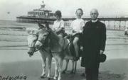 Prof. G. Wisse (1873-1957) met twee kleinzoons op het strand bij Scheveningen. beeld RD
