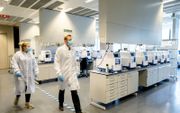 In het grootste coronatestlab van Nederland, hier van laboratoriumgigant Eurofins in Rijswijk, kunnen 35.000 tot 65.000 tests per dag worden uitgevoerd. Volgens een woordvoerder van Eurofins bieden de tests 99,8 procent zekerheid. beeld ANP, Bart Maat
