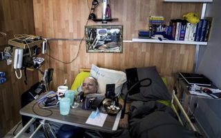 De ernstig zieke Alain Cocq, een bekende Franse pleitbezorger voor euthanasie, thuis in Dijon. beeld AFP, Jeff Pachoud