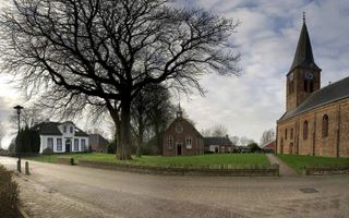 De hervormde kerk in Ulrum en de pastorie (links) waar eens ds. Hendrik de Cock woonde, zijn onlosmakelijk verbonden met de Afscheiding van 1834. beeld SOGK, Eltje Werkman