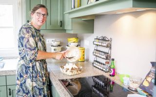 Janneke Brandemann kookt ongeveer eens per twee weken de favoriete maaltijd van het gezin: bloemkool-tortellinischotel met crème fraîche en kerrie. beeld Cees van der Wal
