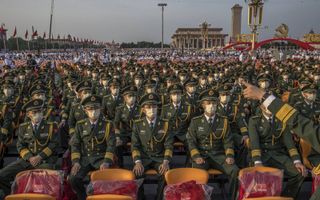 Leden van het Chinese Volksbevrijdingsleger hebben donderdag hun plek ingenomen op het Plein van de Hemelse Vrede in Peking. Daar maakten ze de viering mee van honderd jaar Communistische Partij van China.  beeld  EPA, Roman Pilipey